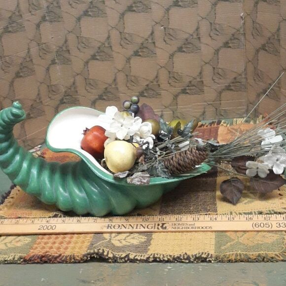 3 pc.bundle of Vintage ceramic cornacopia, (florals-no charge) and 2 placemats - Picture 9 of 12